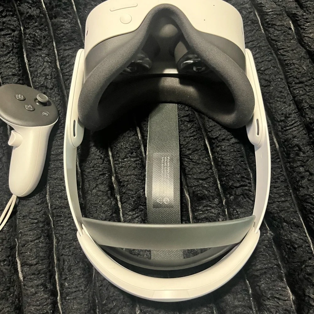 White Standalone VR Headset